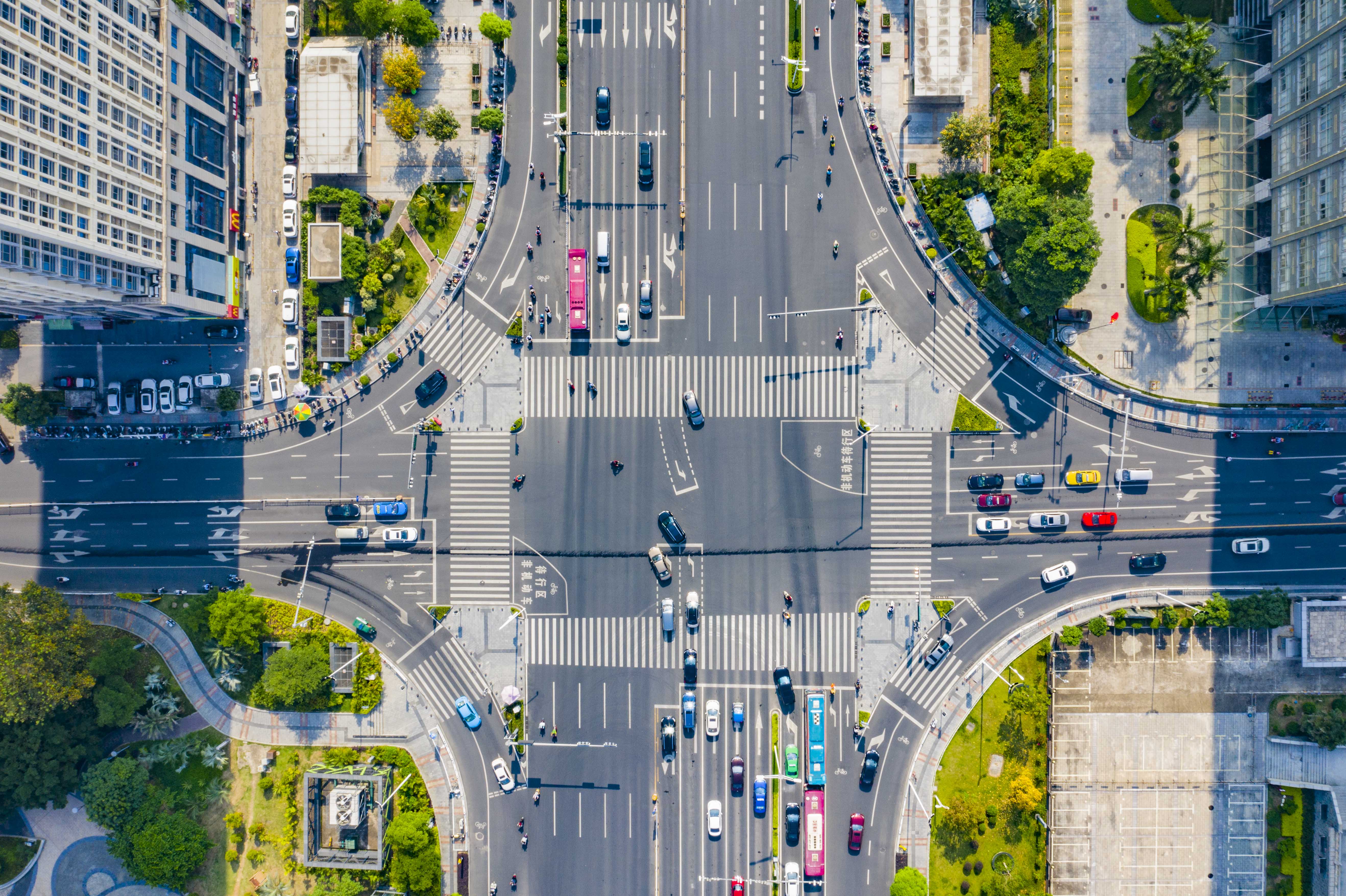 千庫網_城市中(zhōng)午車(chē)流十字路口無人機攝影圖配圖_攝影圖編号179162